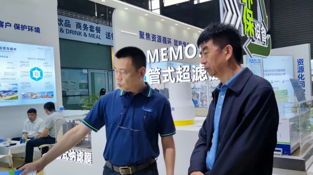 6686体育总经理蒋林煜与客户交谈